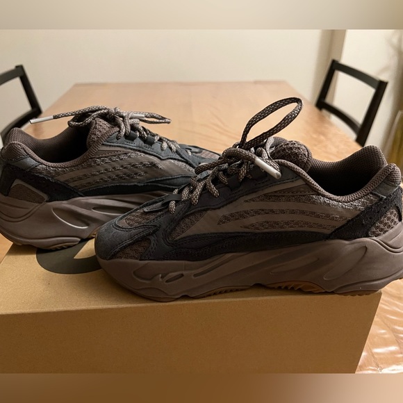 Yeezy 700 v2 Mauve - Picture 3 of 13